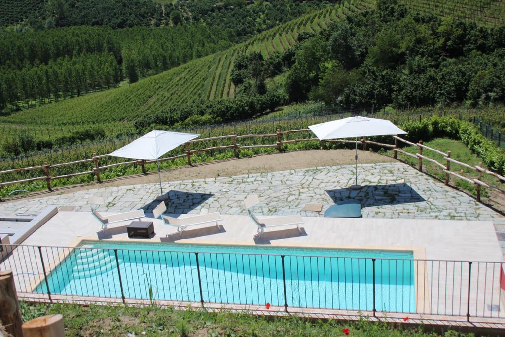 Bed and Breakfast Poggio Dei Farinetti Diano dʼAlba Exterior foto